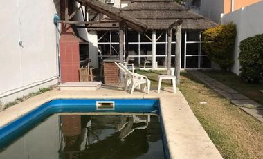 CASA DE 4 AMBIENTES CON PILETA.
