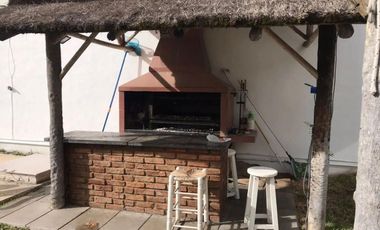 CASA DE 4 AMBIENTES CON PILETA.