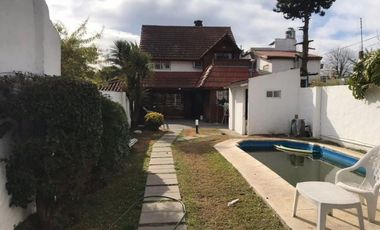 CASA DE 4 AMBIENTES CON PILETA.