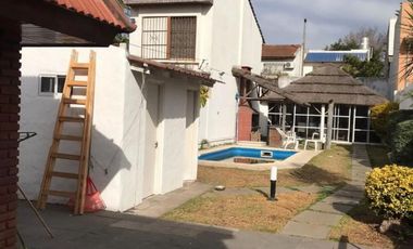 CASA DE 4 AMBIENTES CON PILETA.