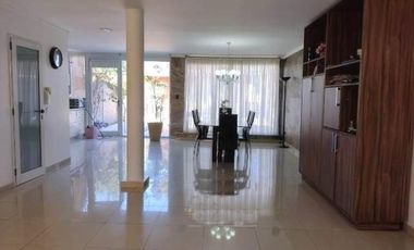 Inmejorable Inmueble de 5 Ambientes Con Cocheras y Piscina