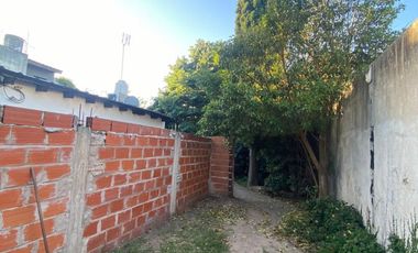 LOTE CON 2 VIVIENDAS EN VENTA - MORON SUR