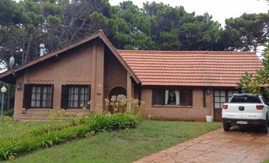 Amplio Chalet de 5 Ambientes Sobre Lote de 656 Mts en Pinamar Norte