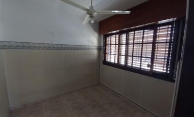 departamento de 2 ambientes pb al frente con patio