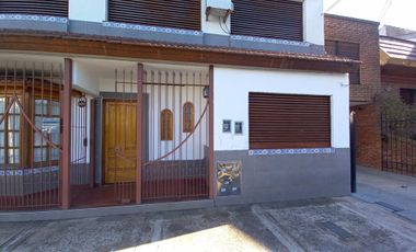 departamento de 2 ambientes pb al frente con patio