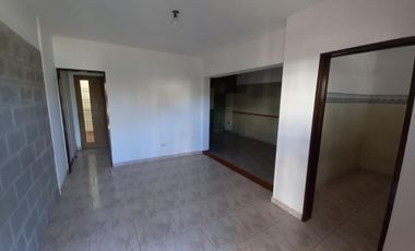 departamento de 2 ambientes pb al frente con patio