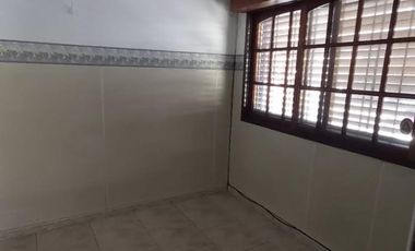 departamento de 2 ambientes pb al frente con patio