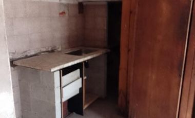 CASA CON DEPTO EN PLANTA ALTA A REFACCIONAR, A METROS DE AV SARRATEA, BUENA UBICACION.