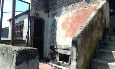 CASA CON DEPTO EN PLANTA ALTA A REFACCIONAR, A METROS DE AV SARRATEA, BUENA UBICACION.