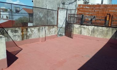CASA CON DEPTO EN PLANTA ALTA A REFACCIONAR, A METROS DE AV SARRATEA, BUENA UBICACION.