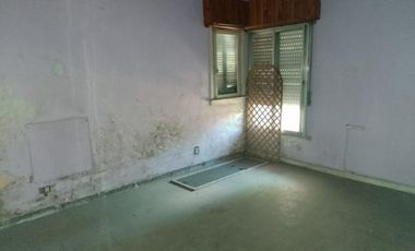 CASA CON DEPTO EN PLANTA ALTA A REFACCIONAR, A METROS DE AV SARRATEA, BUENA UBICACION.
