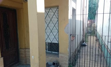 CASA CON DEPTO EN PLANTA ALTA A REFACCIONAR, A METROS DE AV SARRATEA, BUENA UBICACION.