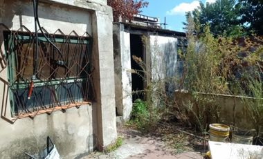 CASA CON DEPTO EN PLANTA ALTA A REFACCIONAR, A METROS DE AV SARRATEA, BUENA UBICACION.