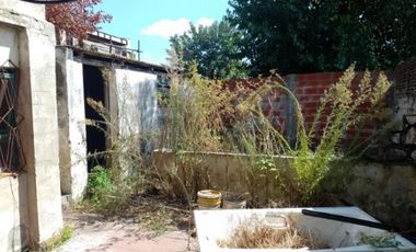 CASA CON DEPTO EN PLANTA ALTA A REFACCIONAR, A METROS DE AV SARRATEA, BUENA UBICACION.