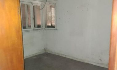 CASA CON DEPTO EN PLANTA ALTA A REFACCIONAR, A METROS DE AV SARRATEA, BUENA UBICACION.