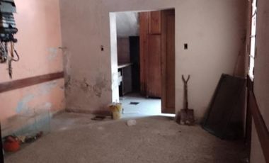 CASA CON DEPTO EN PLANTA ALTA A REFACCIONAR, A METROS DE AV SARRATEA, BUENA UBICACION.