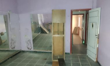 CASA CON DEPTO EN PLANTA ALTA A REFACCIONAR, A METROS DE AV SARRATEA, BUENA UBICACION.