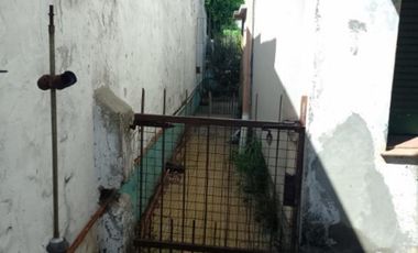 CASA CON DEPTO EN PLANTA ALTA A REFACCIONAR, A METROS DE AV SARRATEA, BUENA UBICACION.