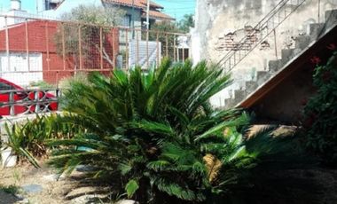 CASA CON DEPTO EN PLANTA ALTA A REFACCIONAR, A METROS DE AV SARRATEA, BUENA UBICACION.