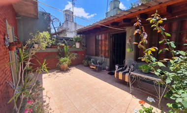 Casa En Esquina, Con Amplio Espacio Verde