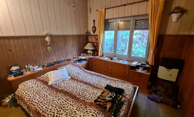 Casa En Esquina, Con Amplio Espacio Verde