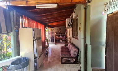 Casa En Esquina, Con Amplio Espacio Verde