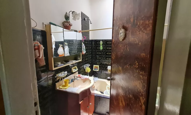 Casa En Esquina, Con Amplio Espacio Verde