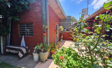 Casa En Esquina, Con Amplio Espacio Verde
