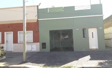 Casa de 4 ambientes en Ballester.