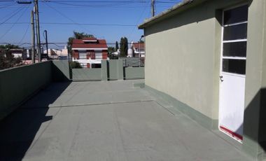 Casa de 4 ambientes en Ballester.