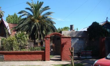 VENTA DE CASA 4 AMBIENTES A RECICLAR - LOTE DE 300 M2 - IDEAL INVERSORES - A METROS DE HIPÓLITO IRIGOYEN