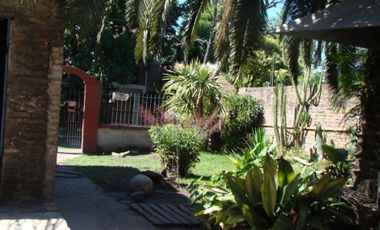 VENTA DE CASA 4 AMBIENTES A RECICLAR - LOTE DE 300 M2 - IDEAL INVERSORES - A METROS DE HIPÓLITO IRIGOYEN