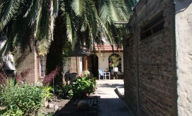 VENTA DE CASA 4 AMBIENTES A RECICLAR - LOTE DE 300 M2 - IDEAL INVERSORES - A METROS DE HIPÓLITO IRIGOYEN