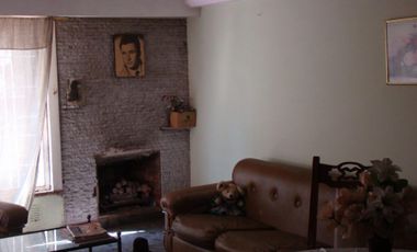 VENTA DE CASA 4 AMBIENTES A RECICLAR - LOTE DE 300 M2 - IDEAL INVERSORES - A METROS DE HIPÓLITO IRIGOYEN