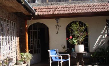 VENTA DE CASA 4 AMBIENTES A RECICLAR - LOTE DE 300 M2 - IDEAL INVERSORES - A METROS DE HIPÓLITO IRIGOYEN