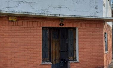 ** APTO CREDITO ** Casa en Esquina de 3 Ambientes c/ Cochera