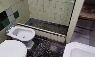 ** APTO CREDITO ** Casa en Esquina de 3 Ambientes c/ Cochera