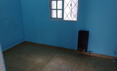 ** APTO CREDITO ** Casa en Esquina de 3 Ambientes c/ Cochera