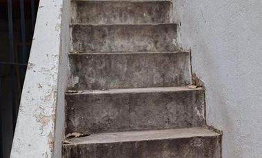** APTO CREDITO ** Casa en Esquina de 3 Ambientes c/ Cochera
