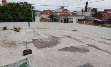 ** APTO CREDITO ** Casa en Esquina de 3 Ambientes c/ Cochera