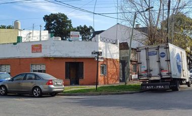 ** APTO CREDITO ** Casa en Esquina de 3 Ambientes c/ Cochera