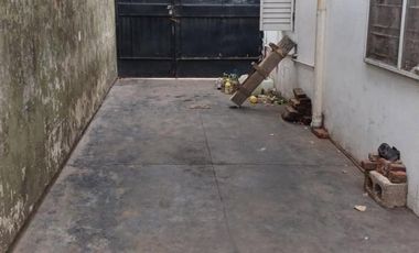 ** APTO CREDITO ** Casa en Esquina de 3 Ambientes c/ Cochera