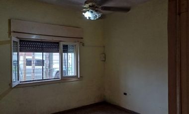 ** APTO CREDITO ** Casa en Esquina de 3 Ambientes c/ Cochera