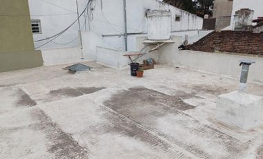 ** APTO CREDITO ** Casa en Esquina de 3 Ambientes c/ Cochera