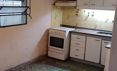 ** APTO CREDITO ** Casa en Esquina de 3 Ambientes c/ Cochera