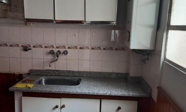 DEPARTAMENTO  DOS AMBIENTES EN PLANTA BAJA POR PASILLO. SIN EXPENSAS. VILLA LUZURIAGA