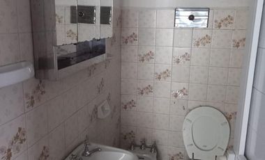 DEPARTAMENTO  DOS AMBIENTES EN PLANTA BAJA POR PASILLO. SIN EXPENSAS. VILLA LUZURIAGA