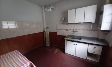 DEPARTAMENTO  DOS AMBIENTES EN PLANTA BAJA POR PASILLO. SIN EXPENSAS. VILLA LUZURIAGA