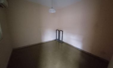 DEPARTAMENTO  DOS AMBIENTES EN PLANTA BAJA POR PASILLO. SIN EXPENSAS. VILLA LUZURIAGA