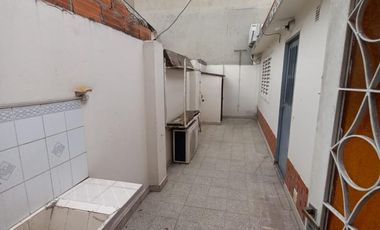 DEPARTAMENTO  DOS AMBIENTES EN PLANTA BAJA POR PASILLO. SIN EXPENSAS. VILLA LUZURIAGA